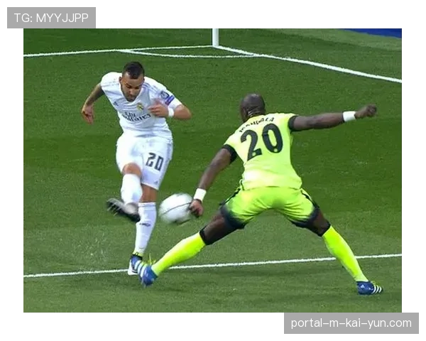 曼城角球进攻中加西亚疑似手球,裁判未予理会引发抗议